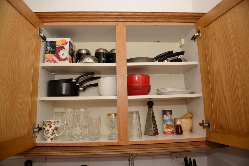Cozy Townhouse: Barry's Film Location Retreat Apartment Room photo