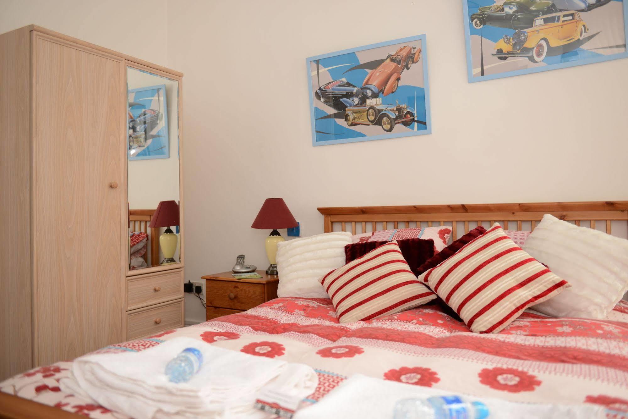 Cozy Townhouse: Barry's Film Location Retreat Apartment Exterior photo